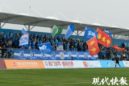 南通海安首个标准化专业足球场启用，足球赛事点燃城市活力